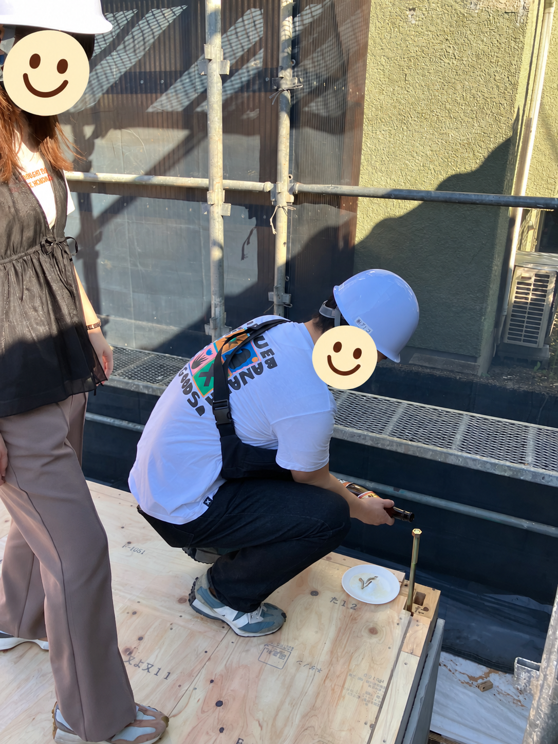 工事の安全を願ってお清めをするM様