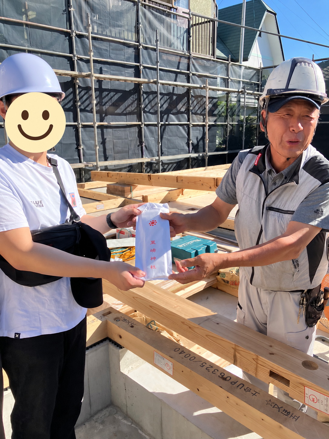 上棟の日に現場の職人さんと記念撮影
