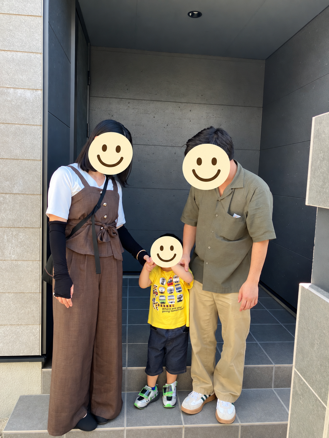 玄関前に並びお引渡しを迎えたU様ご家族