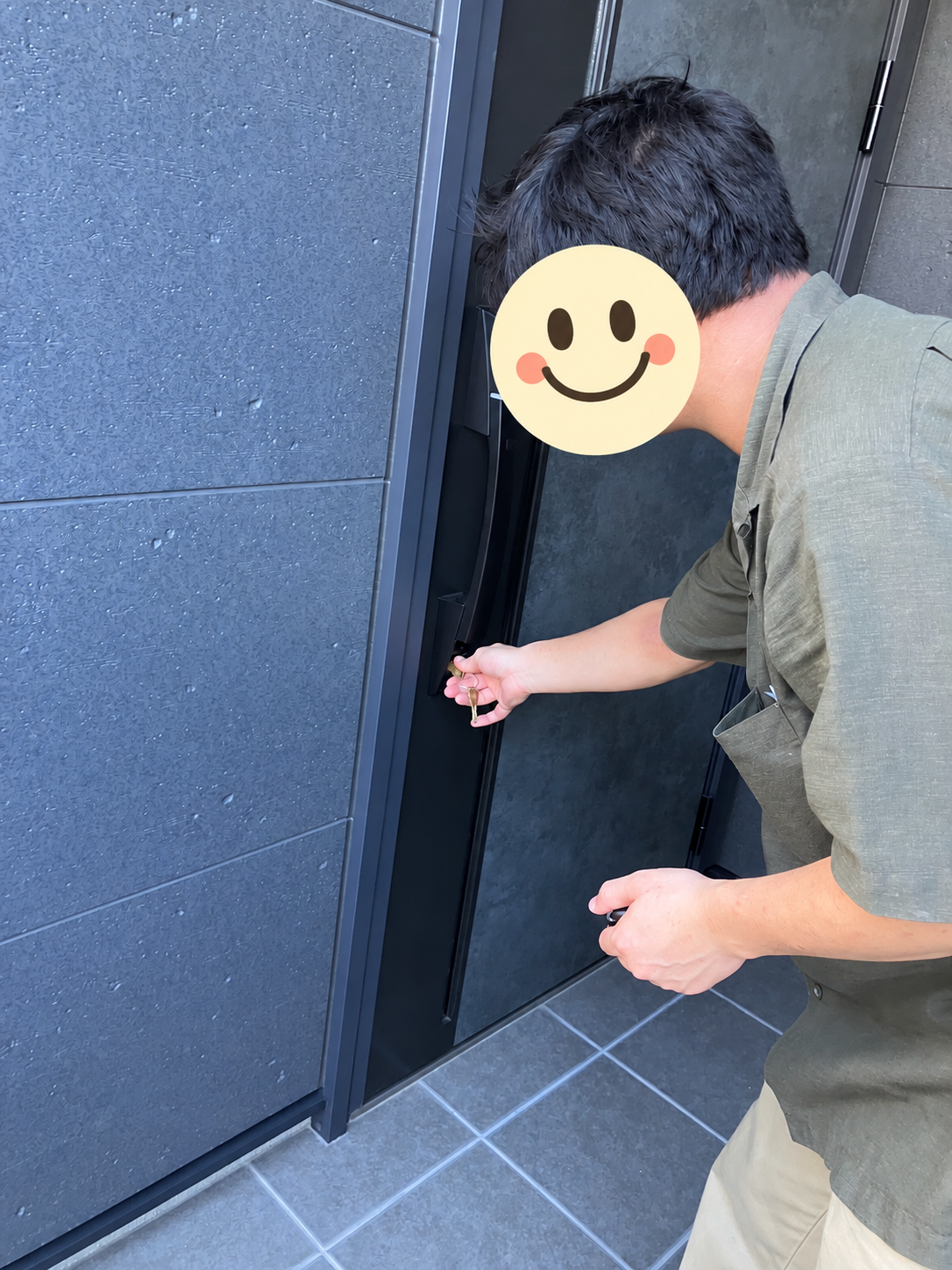 玄関の鍵を開けるU様